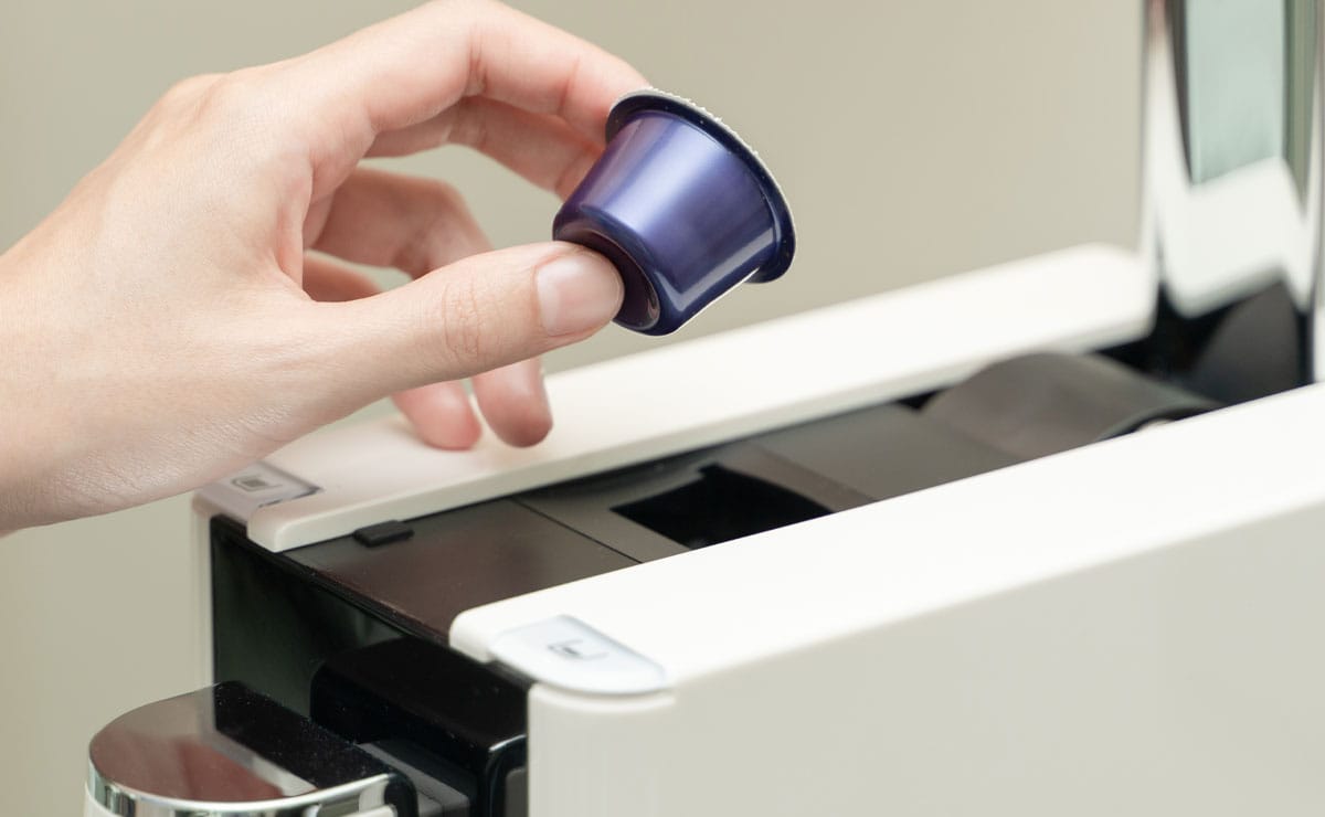 Kavni aparat na kapsule ali kavo v zrnju